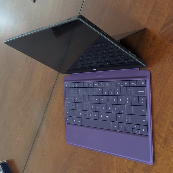 Windows Surface RT tablet w/ Bonus detachable purple keyboard - Picture 2 of 7